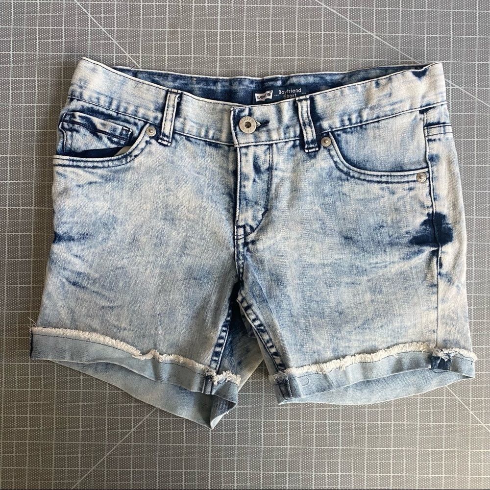 Levi’s Boyfriend Shorts Acid Wash